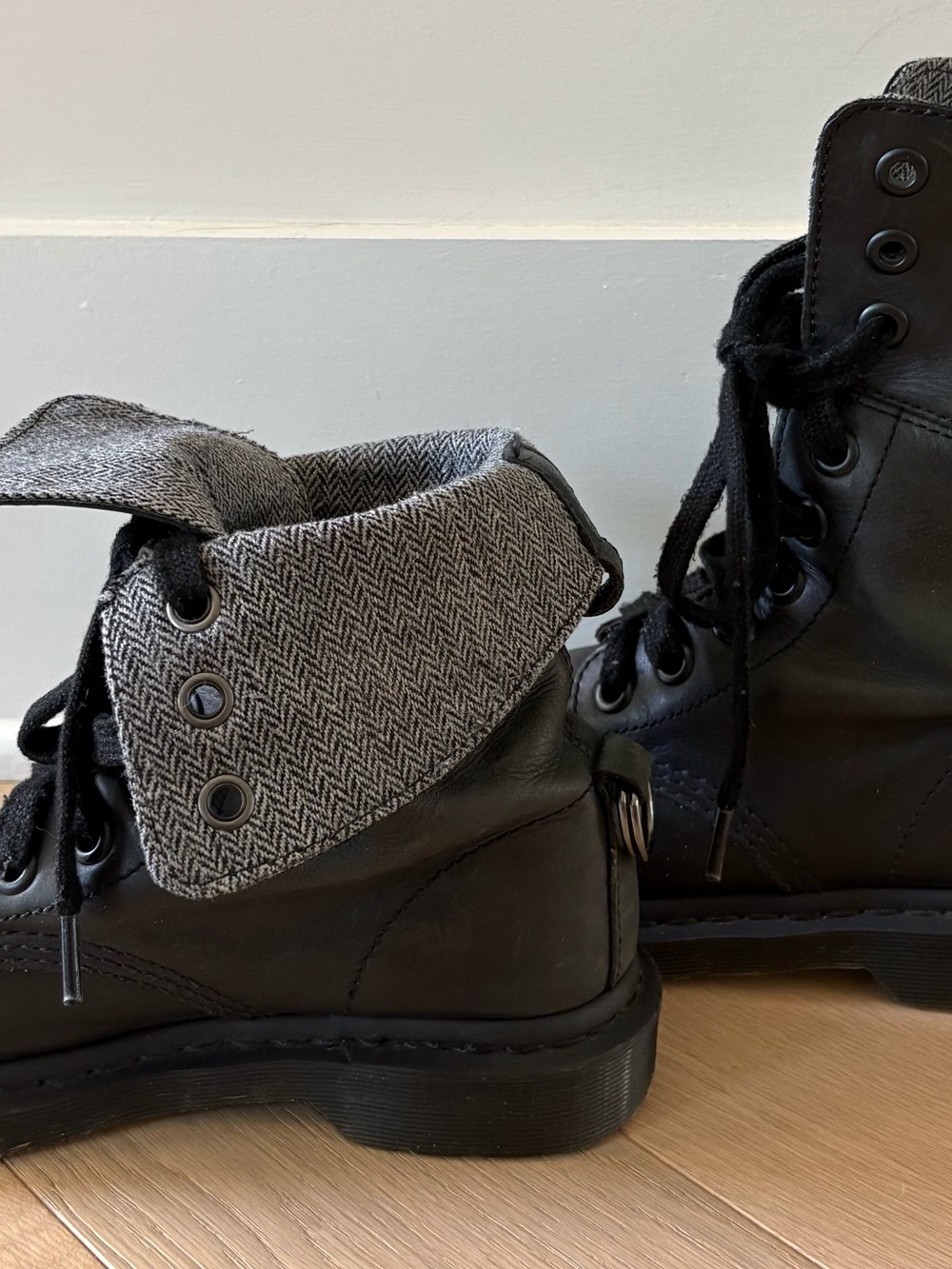 Dr Martens Aimilita W Size 7 Black Leather Fold Down Boots Herringbone